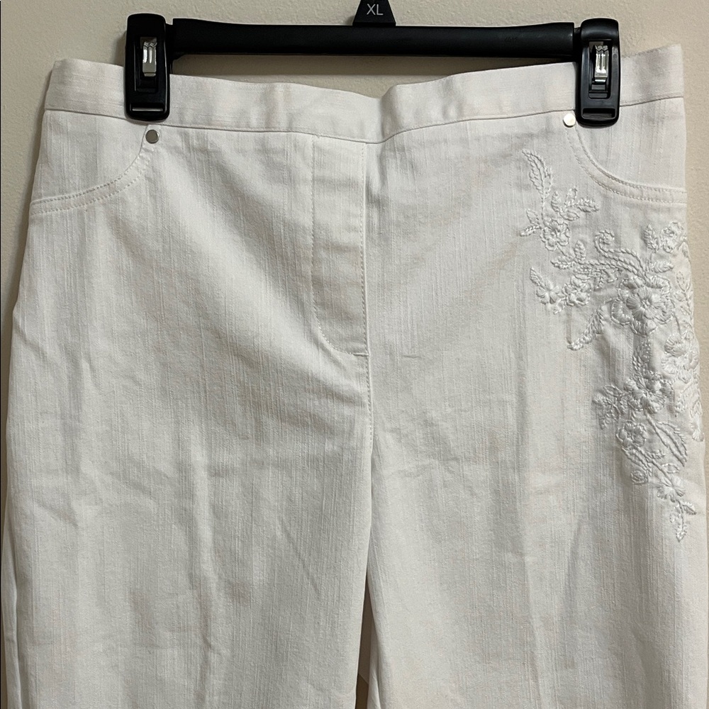 Alfred Dunner Blue Bayou White Capris with Embroidered Detail Elastic Waist 14P - Picture 3 of 14